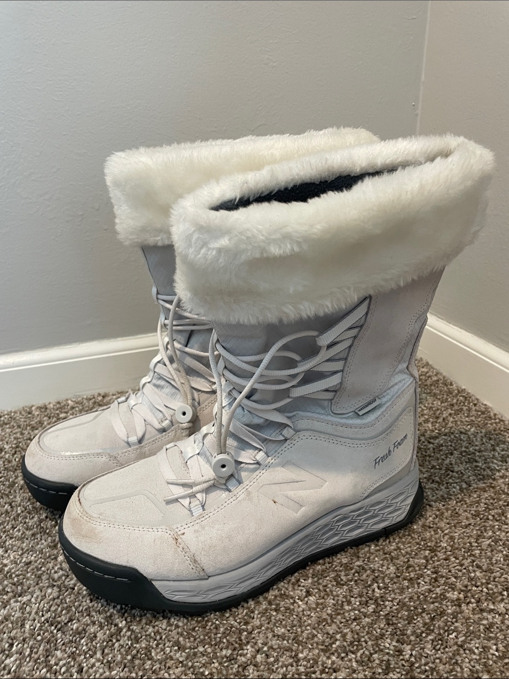 New Balance Women’s White Snow Boots Size 8